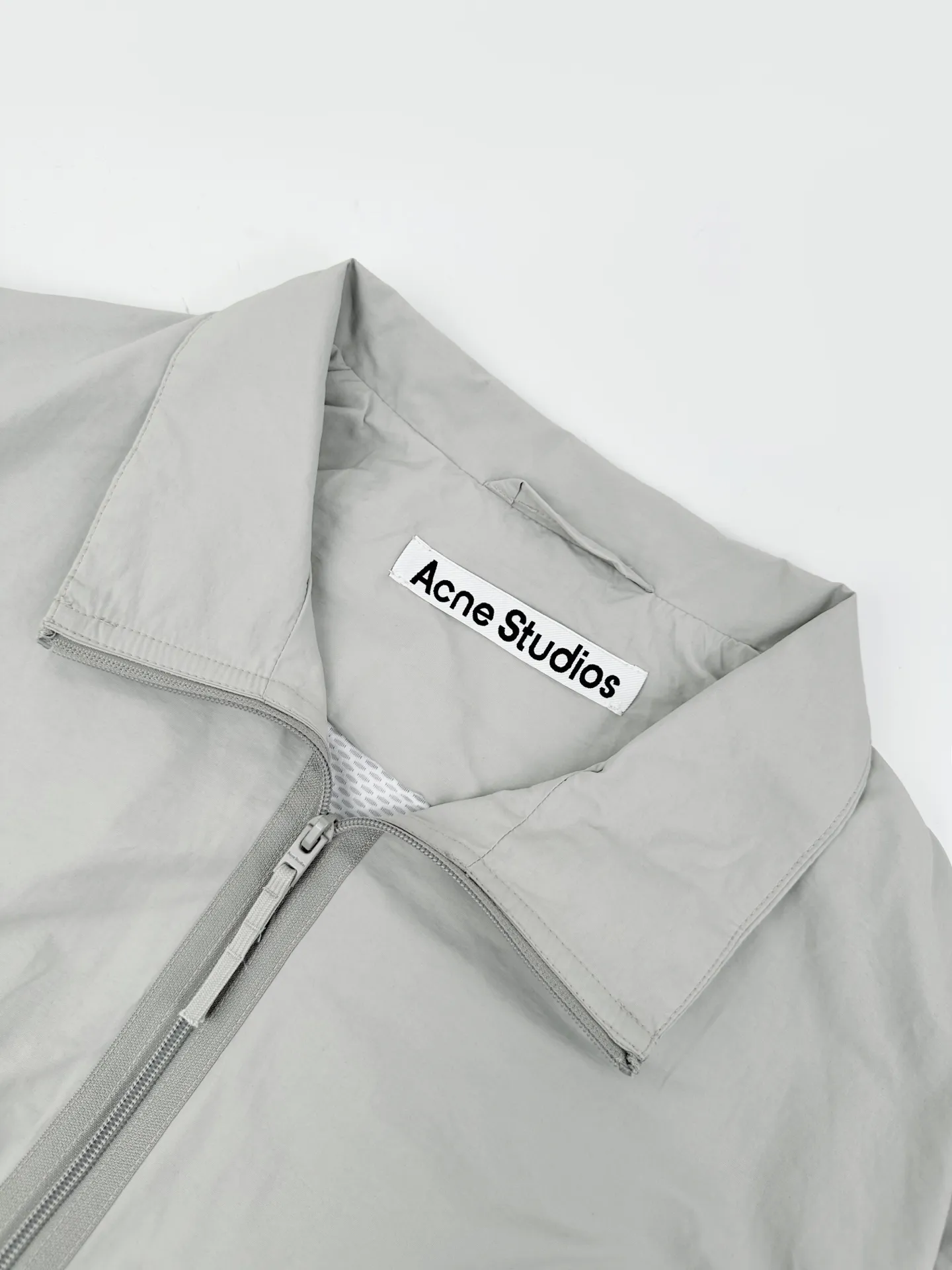 Acn Studios embroidered logo jacket Customized Ninglan light woven machine blend Lightweight and windproof Stiff and tough Light gravel cool gray calming the Scandinavian cool minimalist aesthetic Stand-up collar with full zipper for neat opening and closing Full lining on the inside to improve the smoothness of putting on and taking off Elastic elasticated precision cuffs at the hem create a relaxed and loose short-cut silhouette Three-dimensional logo embroidery in the same color on the back Engraved with STOCKHOLM Chronicle The embroidery is integrated with the body of the garment, hiding the brand's traceability context. The minimalist shape integrates the functional core to interpret the relaxed and relaxed style of high-end ready-to-wear. Process 1: Using imported machine embroidery technology. Using advanced computer control systems and precision mechanical components to realize the Acne Studios logo embroidery operation. High precision. The lines are smooth and delicate. Process 2: The fabrics have been fermented and washed. They have a better hand feel and texture. They are not easy to deform, shrink or fade. Maintain long-term beauty Accessories: Customized 1:1 Acne webbing Customized 1:1 Acne zipper Customized 1:1 Acne trademark Version: Loose version Size: 44 46 48 50 Style number: CC 7004